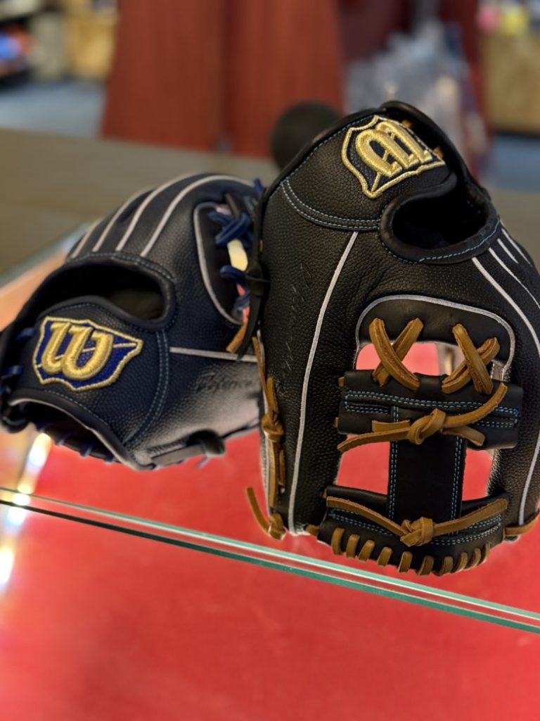 ネイビーにブラックも一新