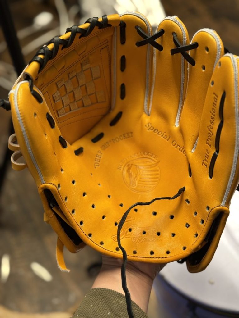 革の状態を確認