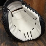 【型直し】ハタケヤマの白い軟式キャッチャーミット（8型）！しなやかさを活かす「弾かない」型付け